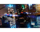 来自《GTA V Enhanced》的截图，展示了新加入的光线追踪技术。一辆自行车在夜色中穿过光滑的街道，一辆警车紧随其后。(图片来源：Steam）