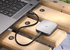 借助 USB 4，外置 EX400U 固态硬盘速度极快（图片来源：海盗船）
